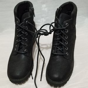 Women's Crown vintage lace up zipper ankle boot Color Black size 8.5